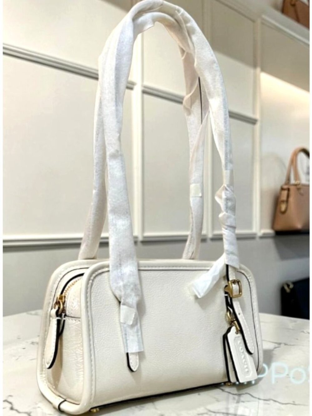 Beautiful Auth Coach Chalk/Cream Crinkle Leather Swing Zip 20